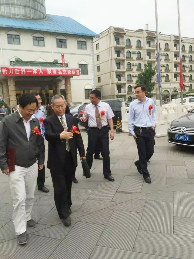 张天民教授与世界中医药学会联合会针刀委员会李振吉秘书长亲密的交流针刀发展、走向世界